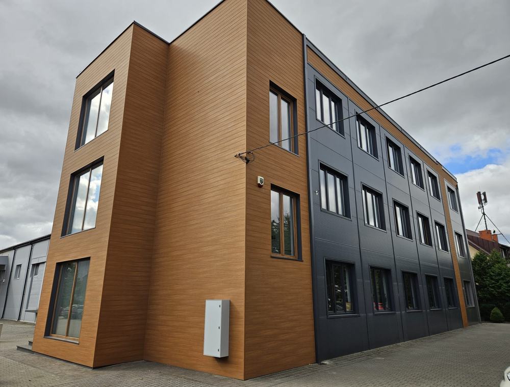 Biurowiec z elewacją aluminiową: narożnik w dekorze drewna i grafitowe kasety
