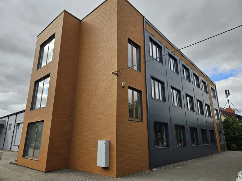 Biurowiec z elewacją aluminiową: narożnik w dekorze drewna i grafitowe kasety