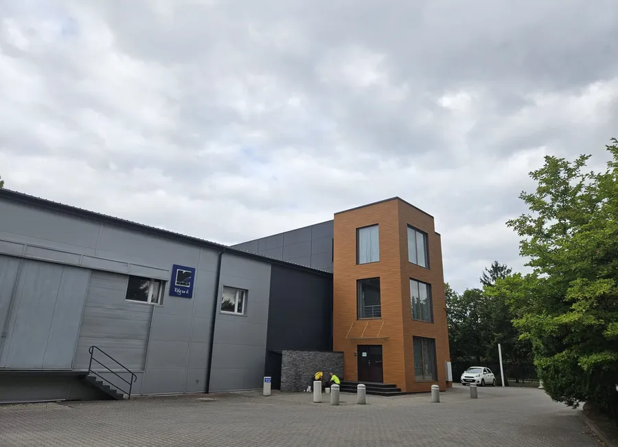 Hala z częścią biurową wykończoną panelami aluminiowymi w dekorze drewna