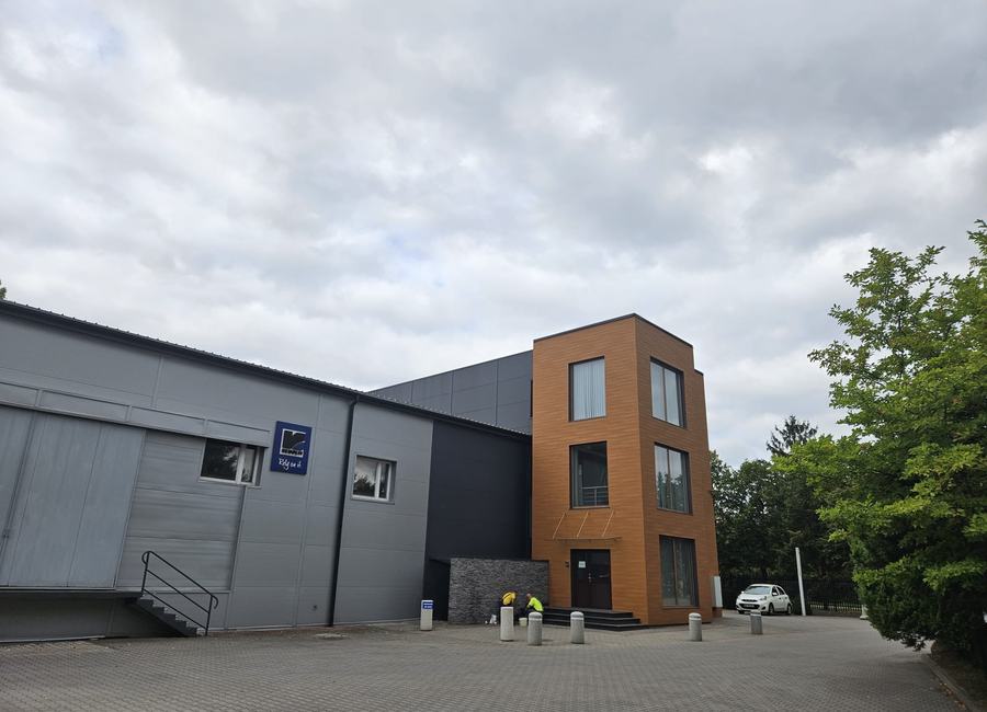 Hala z częścią biurową wykończoną panelami aluminiowymi w dekorze drewna