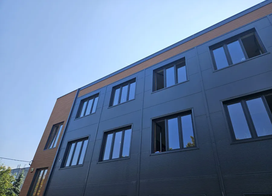 Biurowiec z grafitową elewacją aluminiową i drewnianym akcentem
