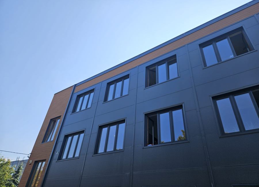 Biurowiec z grafitową elewacją aluminiową i drewnianym akcentem