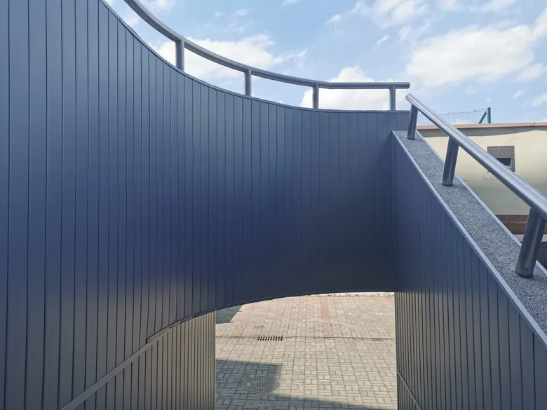 Łukowa elewacja z grafitowych paneli aluminiowych