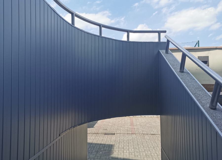 Łukowa elewacja z grafitowych paneli aluminiowych