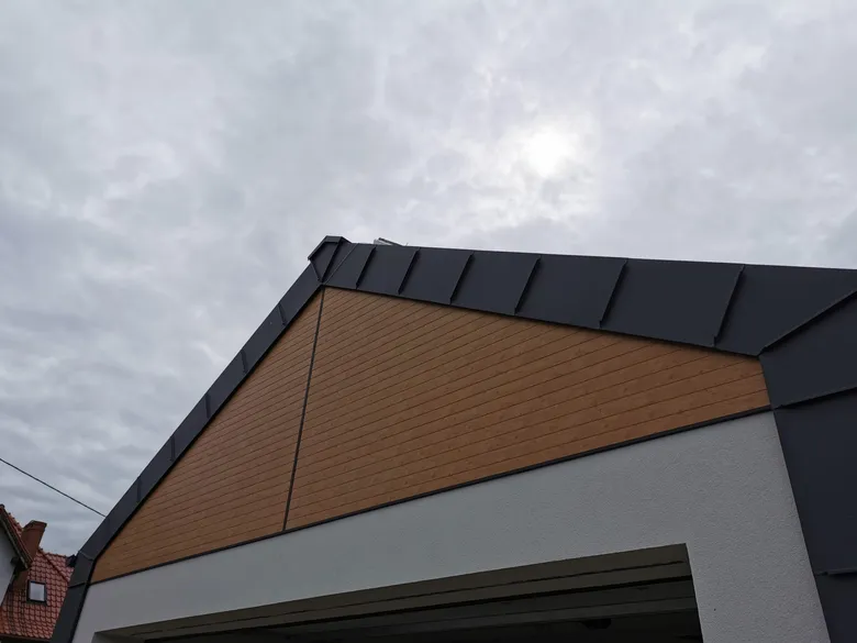 Szczyt budynku: panel aluminiowy w dekorze drewna i rąbek stojący