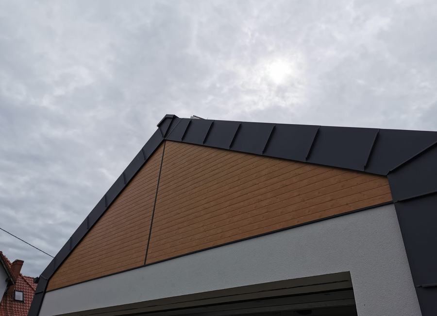 Szczyt budynku: panel aluminiowy w dekorze drewna i rąbek stojący