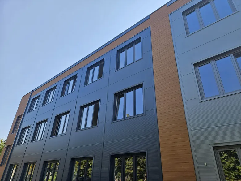 Elewacja biurowca z paneli aluminiowych: grafit i dekor drewna