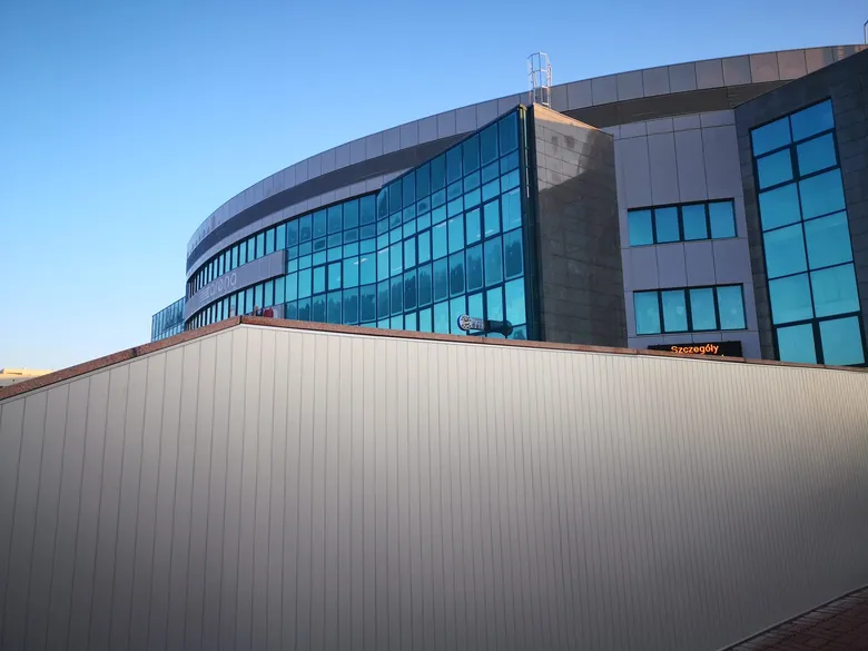 Obiekt komercyjny z falistą elewacją aluminiową