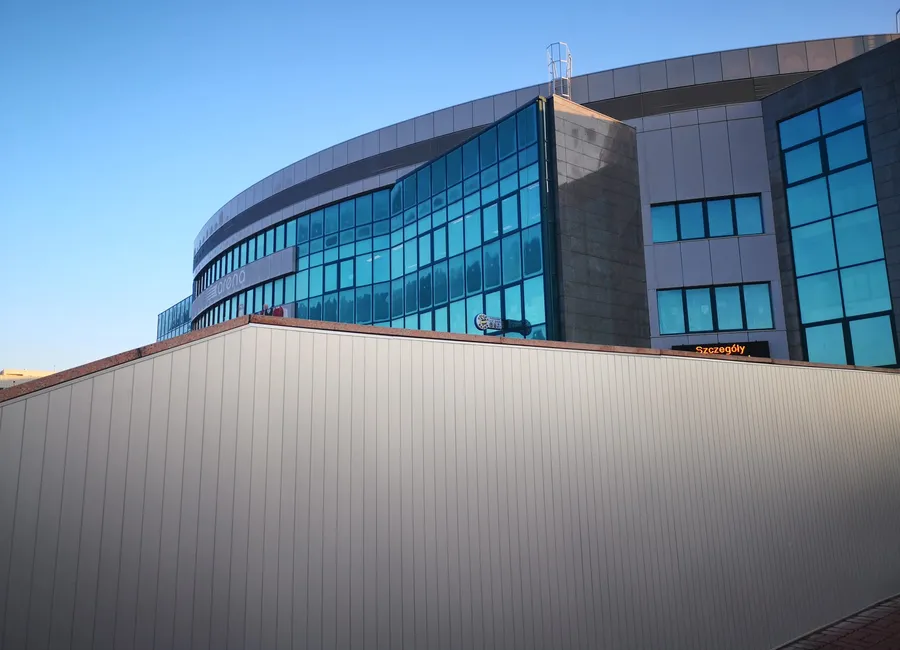 Obiekt komercyjny z falistą elewacją aluminiową