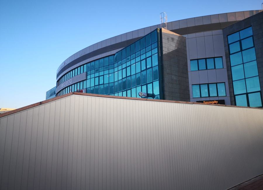 Obiekt komercyjny z falistą elewacją aluminiową