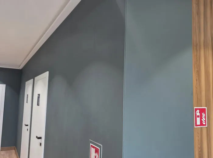 Panele ścienne STRAMA na korytarzu (7)