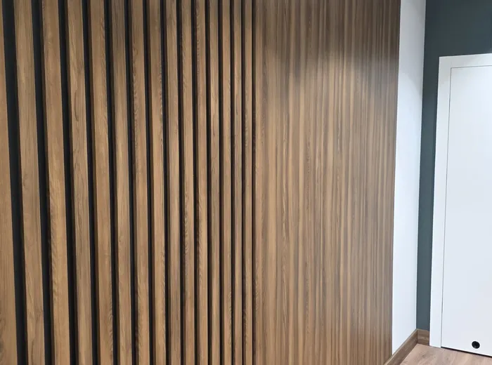 Panele ścienne STRAMA na korytarzu (4)