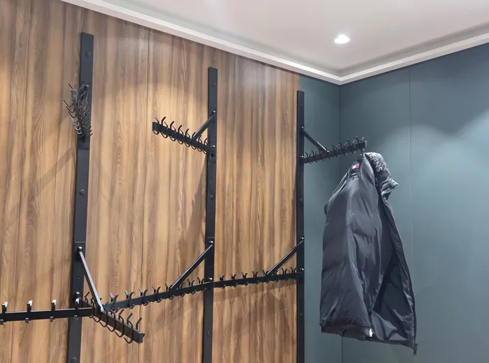 Panele ścienne STRAMA w szatni (1)