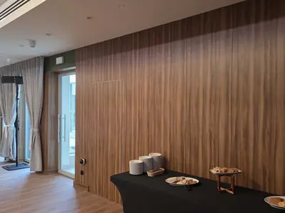 Sala bankietowa, ściana z paneli ściennych w dekorze orzecha