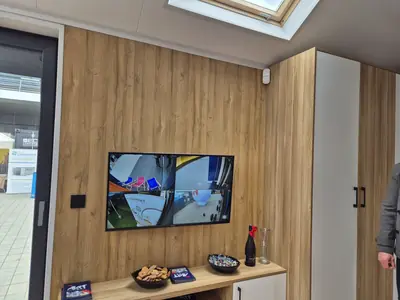 Salon, ściana telewizyjna z paneli w dekorze dębu